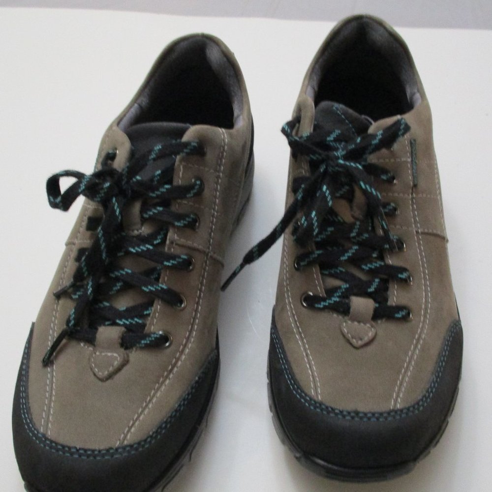 Clarks Women's Outdoor Wave Walk Waterproof Sneakers Light Brown 9 1/2M New